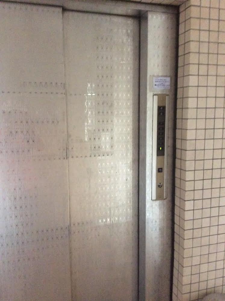 ボディケア前田のあるマンションのエレベーター外観