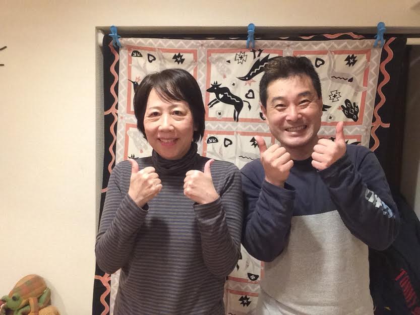 肩こり・腰痛が改善されてお喜びの女性のお客様と前田歩の笑顔のツーショット