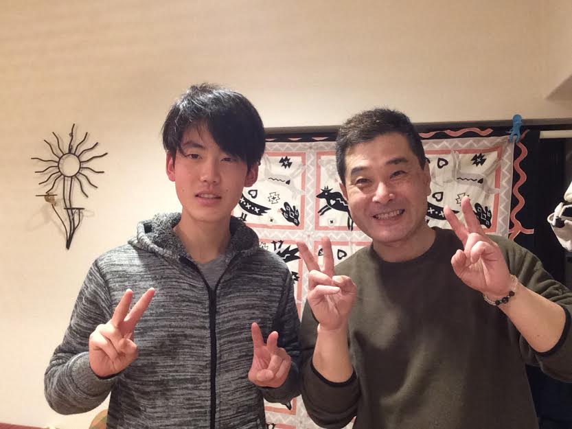 肩こり・背中の張りが改善して駅伝が速く走れるようになってお喜びの男性のお客様と前田歩の笑顔のツーショット