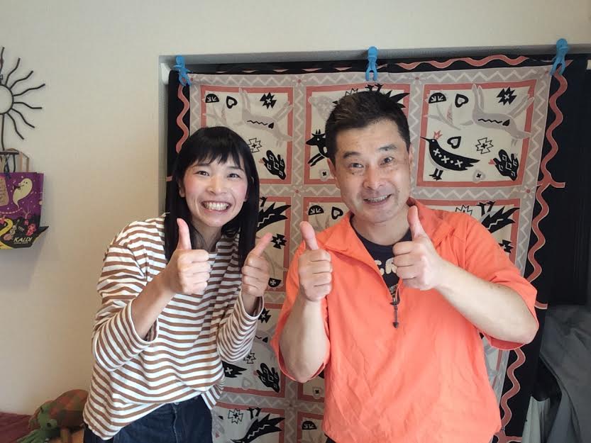 肩こり・首こりが改善してお喜びの女性のお客様と前田歩の笑顔のツーショット