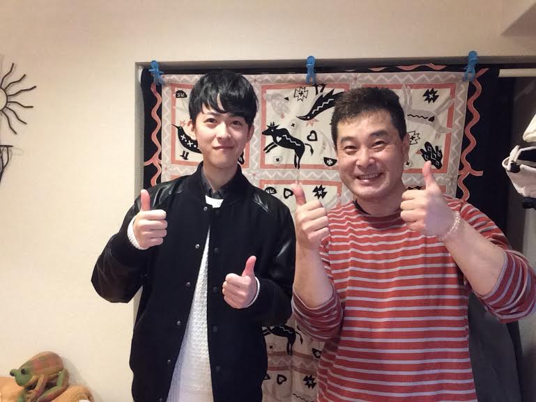 肩こり・背中の張りが改善され、よく眠れるようになってお喜びの男性のお客様と前田歩の笑顔のツーショット