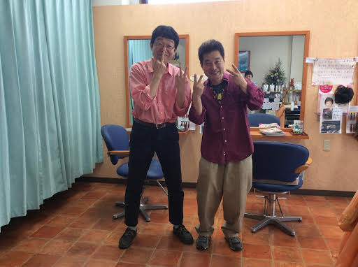 顔出し許可を頂いた美容室COZYの店長でありお客様でもある西垣正勝さんと前田歩の笑顔のツーショット