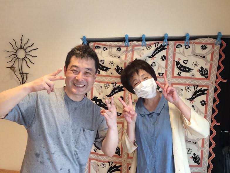 マスクをした女性のお客様と前田歩の笑顔のツーショット写真