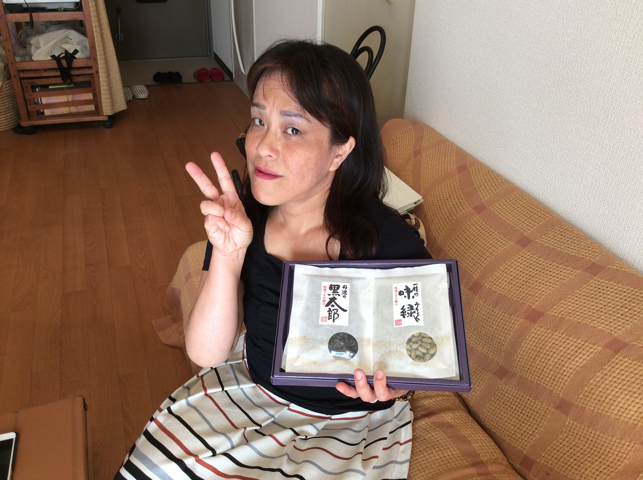 甘納豆を差し入れて下さった黒い服を着た女性のお客様