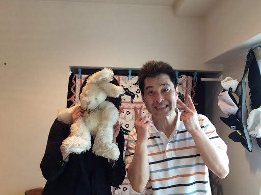 兎のぬいぐるみで顔を隠した最近忙しいキャリアウーマンのお客様と前田歩の笑顔のツーショット