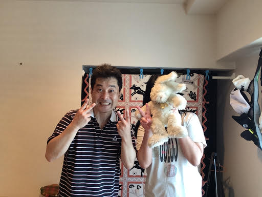 兎で顔を隠した女性のお客様と前田歩の笑顔のツーショット