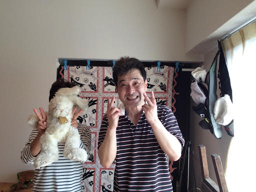 兎で顔を隠した女性のお客様と前田歩の笑顔のツーショット