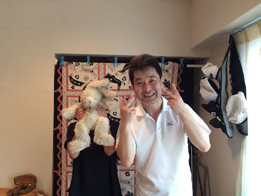 兎で顔を隠した美しい奥様と前田歩の笑顔のツーショット