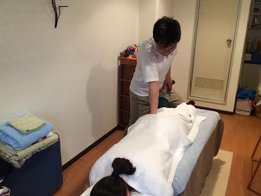 ボディケア前田にて女性のお客様の右ハムストリングスの整体マッサージ施術中の前田歩