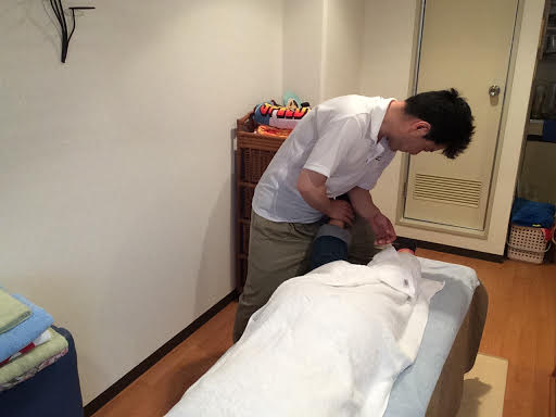 ボディケア前田にて女性のお客様の右足裏の整体マッサージ施術中の前田歩