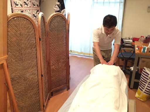 ボディケア前田にて女性のお客様の左肩の整体マッサージ施術中の前田歩